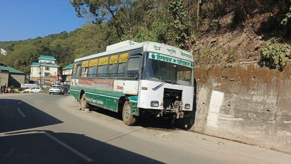 एचआरटीसी वर्कशॉप के समीप सड़क किनारे मोड़ पर खड़ी बसें। संवाद