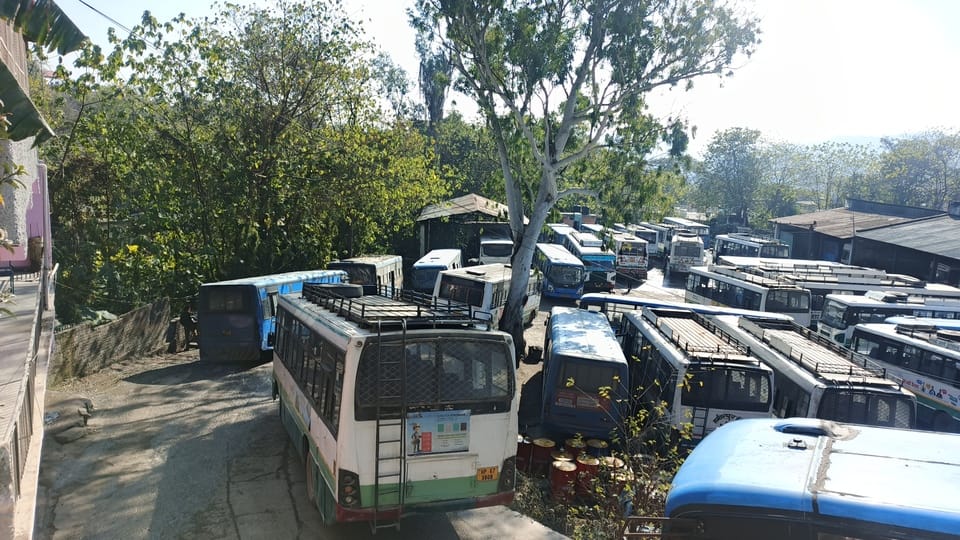 एचआरटीसी वर्कशॉप के समीप सड़क किनारे मोड़ पर खड़ी बसें। संवाद