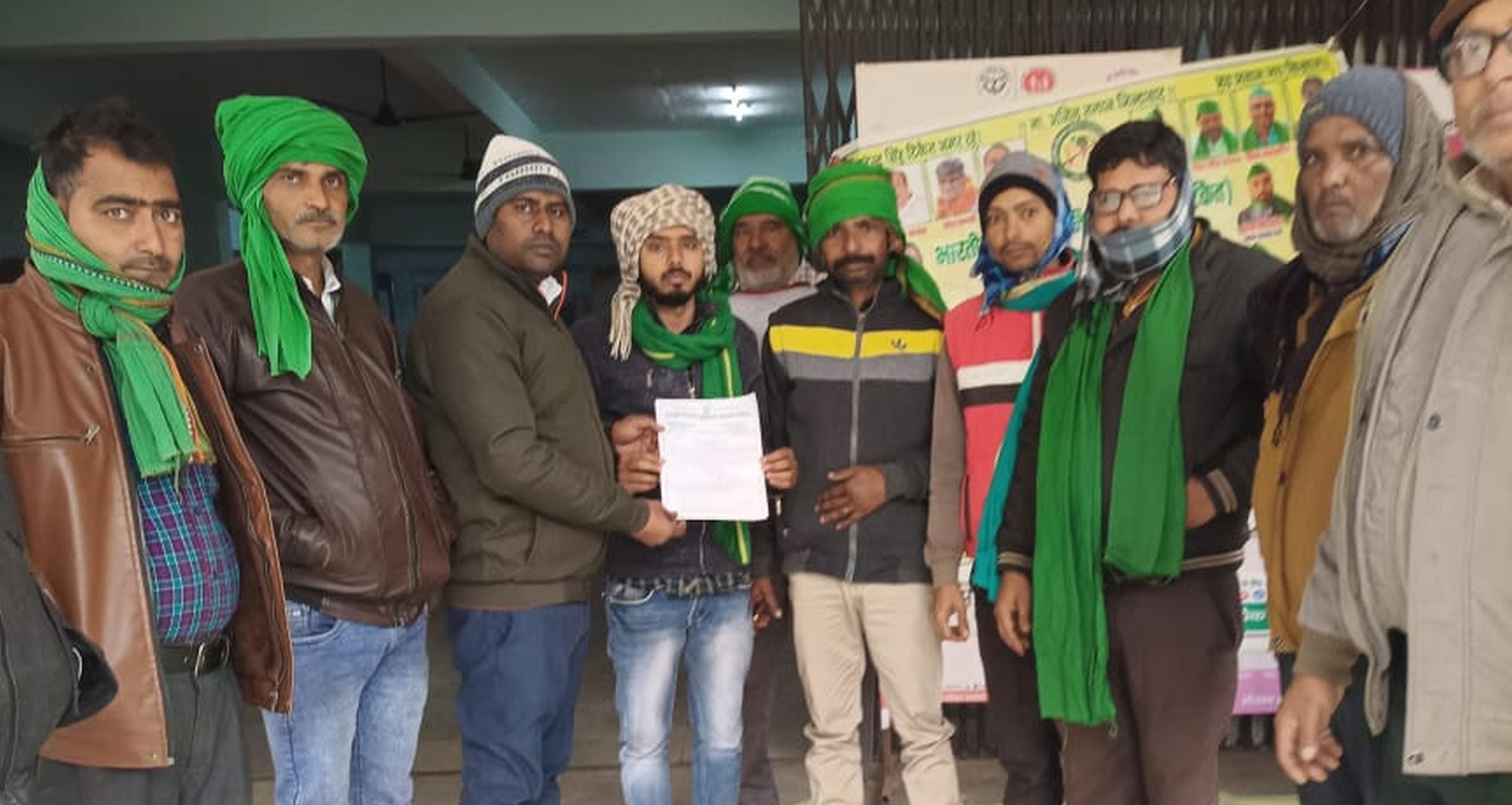 फोटो-15-धाता सीएचसी में प्रभारी चिकित्सा अधिकारी को ज्ञापन देते भाकियू पदाधिकारी।संवाद