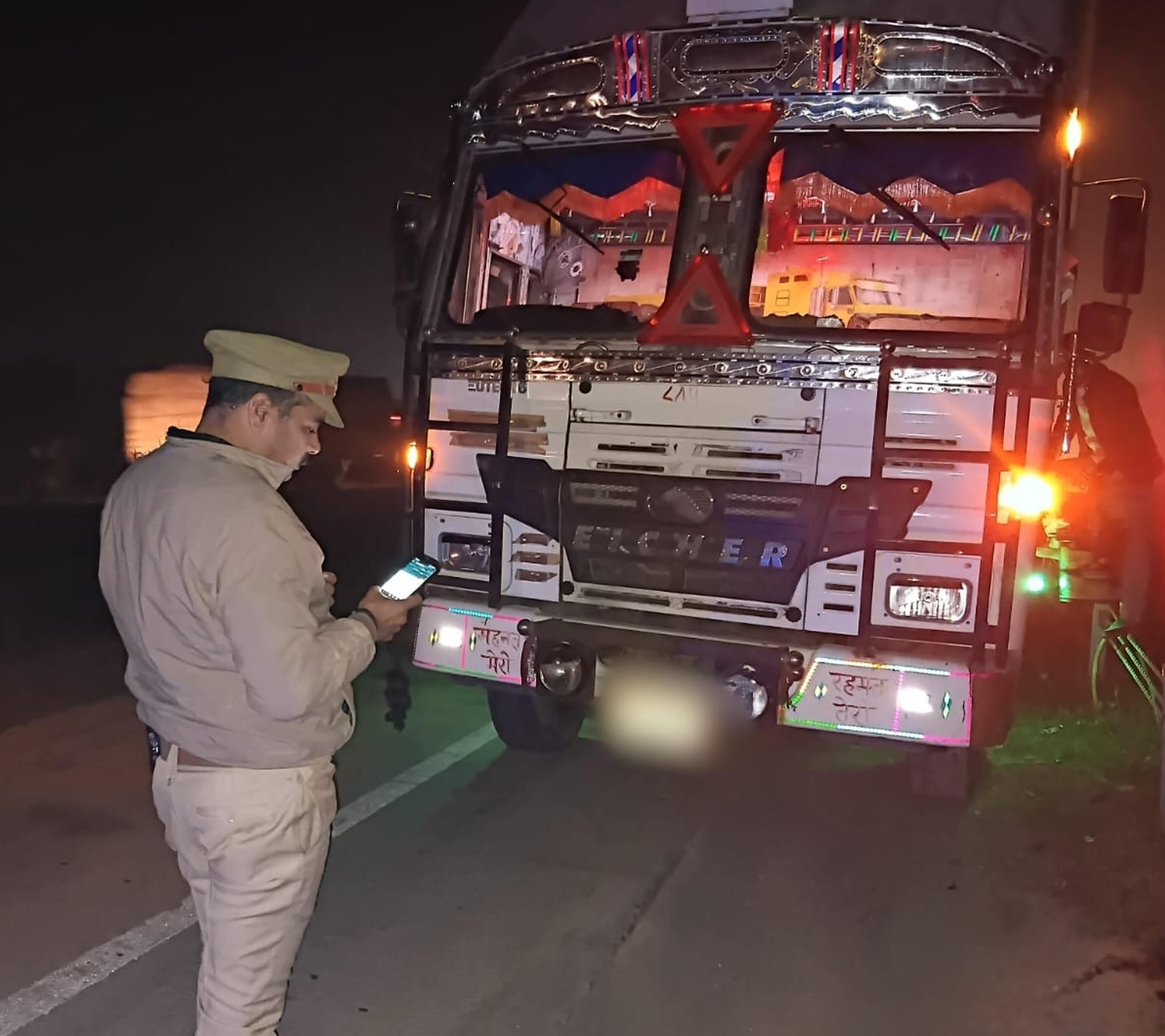 फोटो-22-हाइवे पर रात को कार्यवाही करती पुलिस। स्रोत पुलिस फोटो-22-हाइवे पर रात को कार्यवाही करती पुलिस। स्रोत पुलिस