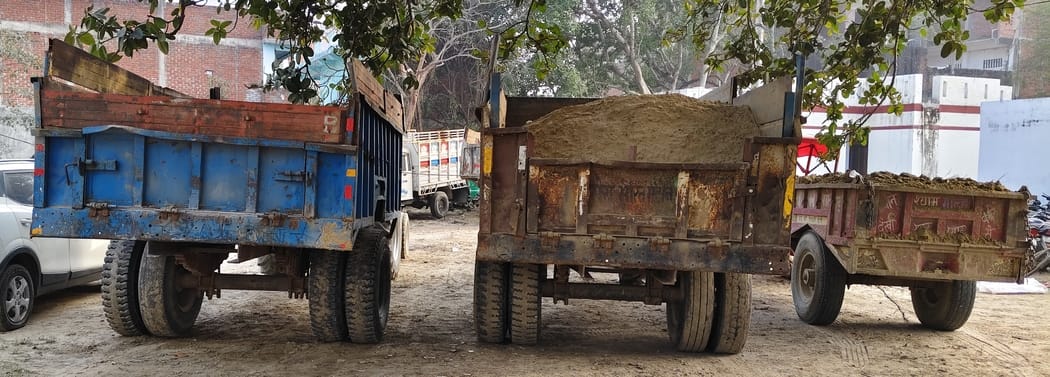 फोटो-24-मलवां थाने में पकड़े गए ट्रैक्टर। स्रोत पुलिस फोटो-24-मलवां थाने में पकड़े गए ट्रैक्टर। स्रोत पुलिस