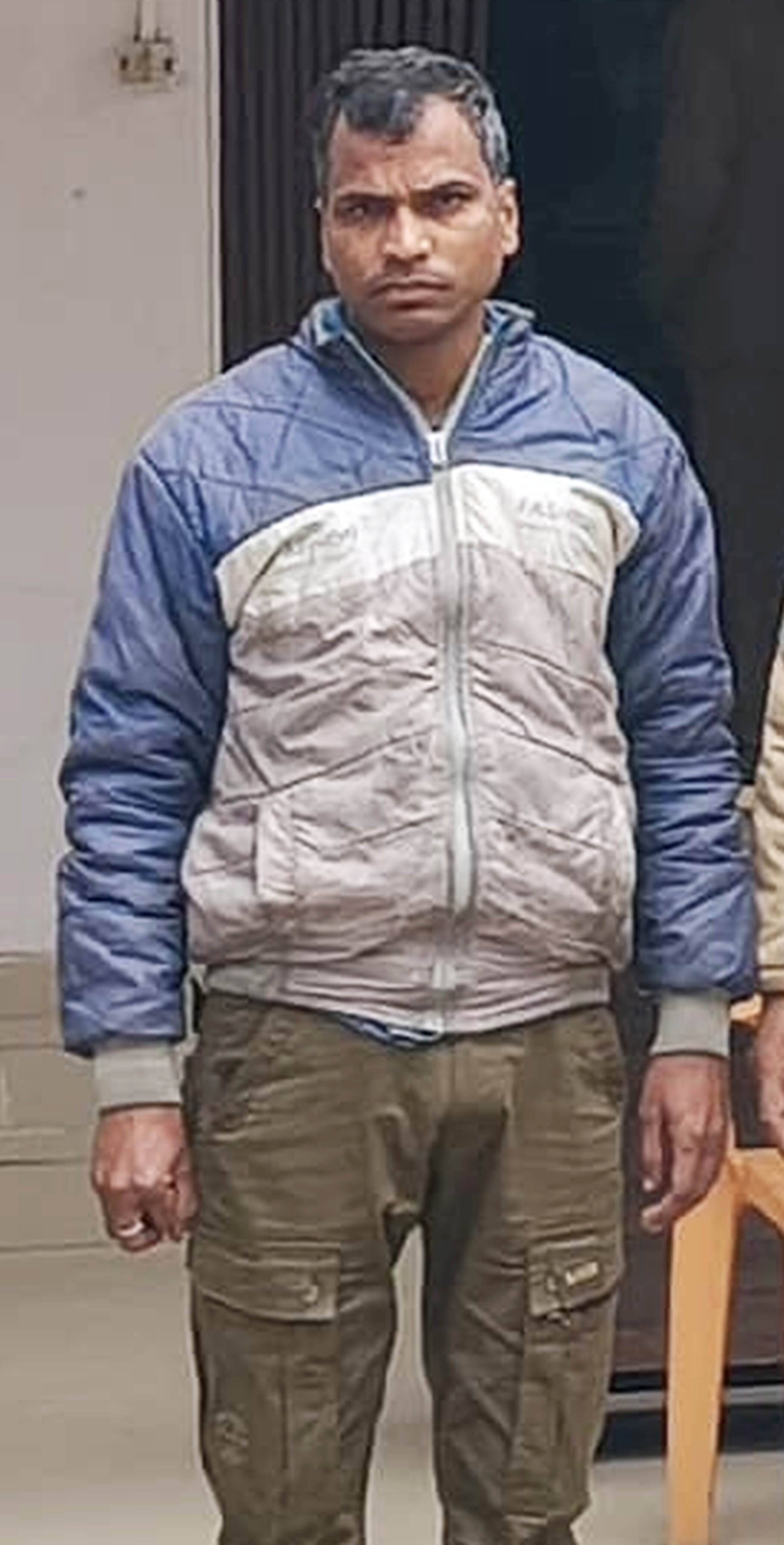 फोटो-24-थरियांव थाना में खड़ा आरोपी। स्रोत पुलिस फोटो-24-थरियांव थाना में खड़ा आरोपी। स्रोत पुलिस