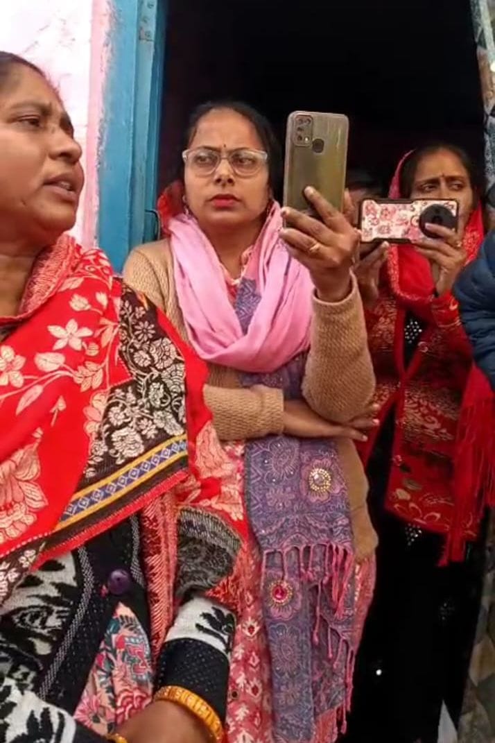 फोटो-25- ईसाई प्रार्थनासभा और धर्मांतरण की सूचना पर पहुंचे बजरंगदल के कार्यकर्ता। स्रोत पुलिस