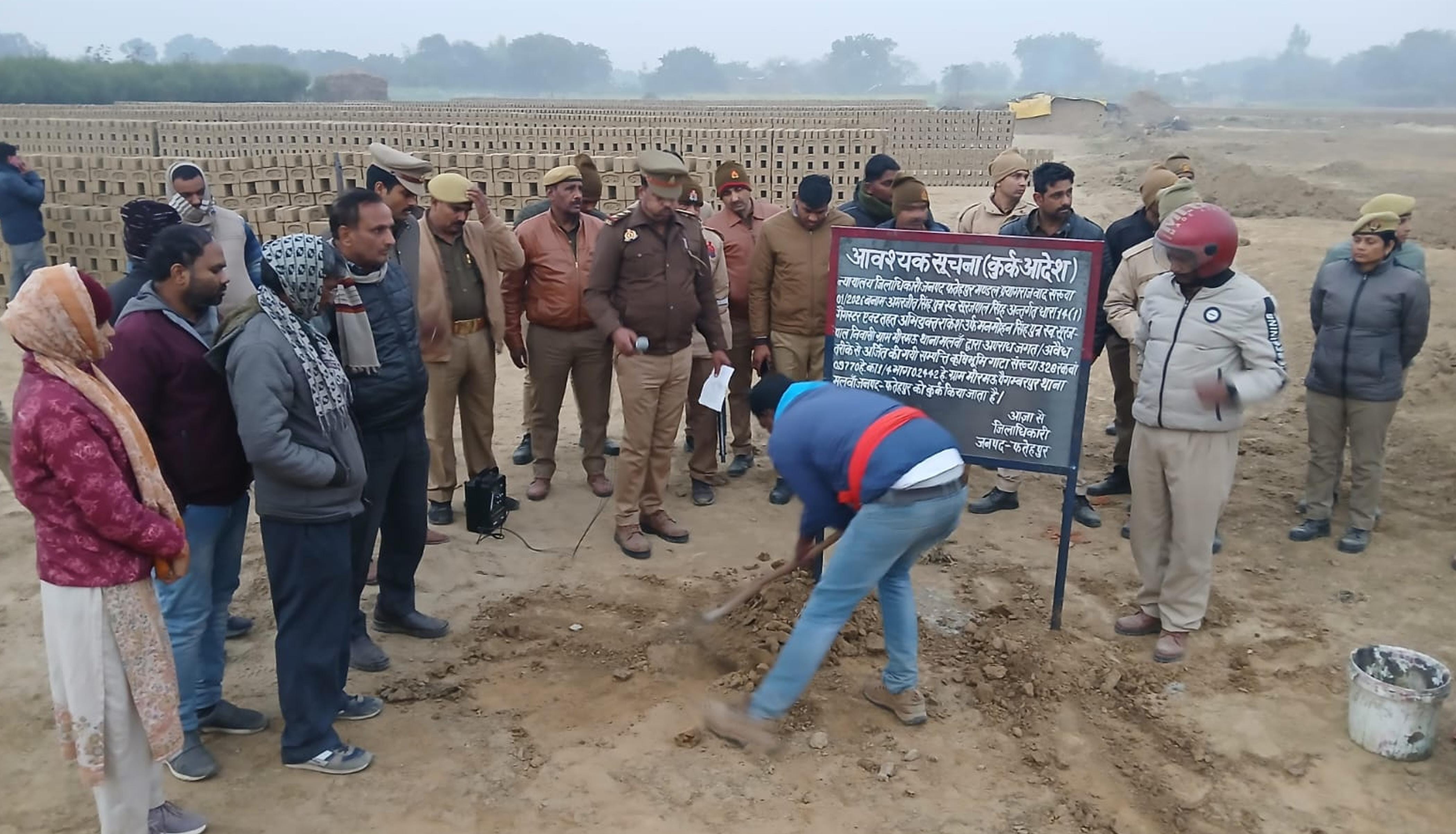 फाेटो-39-ईंट भट्ठे पर संपत्ति जब्तीकरण का बोर्ड लगाती पुलिस। संवाद फाेटो-39-ईंट भट्ठे पर संपत्ति जब्तीकरण का बोर्ड लगाती पुलिस। संवाद
