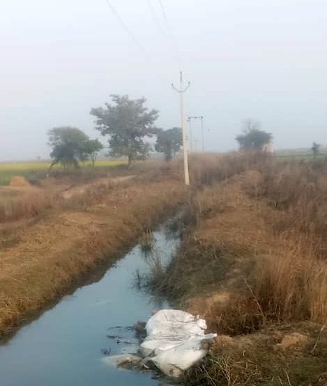 फोटो 6- ओहन नहर की बछरन गांव की टूटी नहर। संवाद। फोटो 6- ओहन नहर की बछरन गांव की टूटी नहर। संवाद।