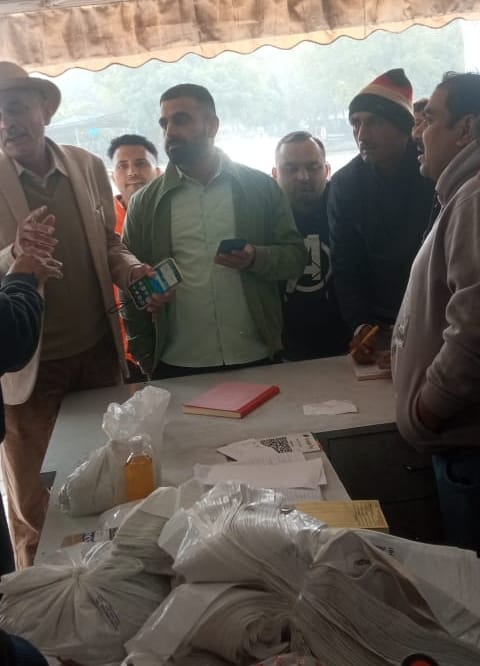 -फोटो 66 : रोहतक रोड पर अतिक्रमण हटाओ अभियान के दौरान फ्लैक्स उठाकर ले जाता नप कर्मचारी। संवाद