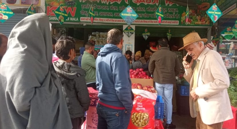 -फोटो 66 : रोहतक रोड पर अतिक्रमण हटाओ अभियान के दौरान फ्लैक्स उठाकर ले जाता नप कर्मचारी। संवाद