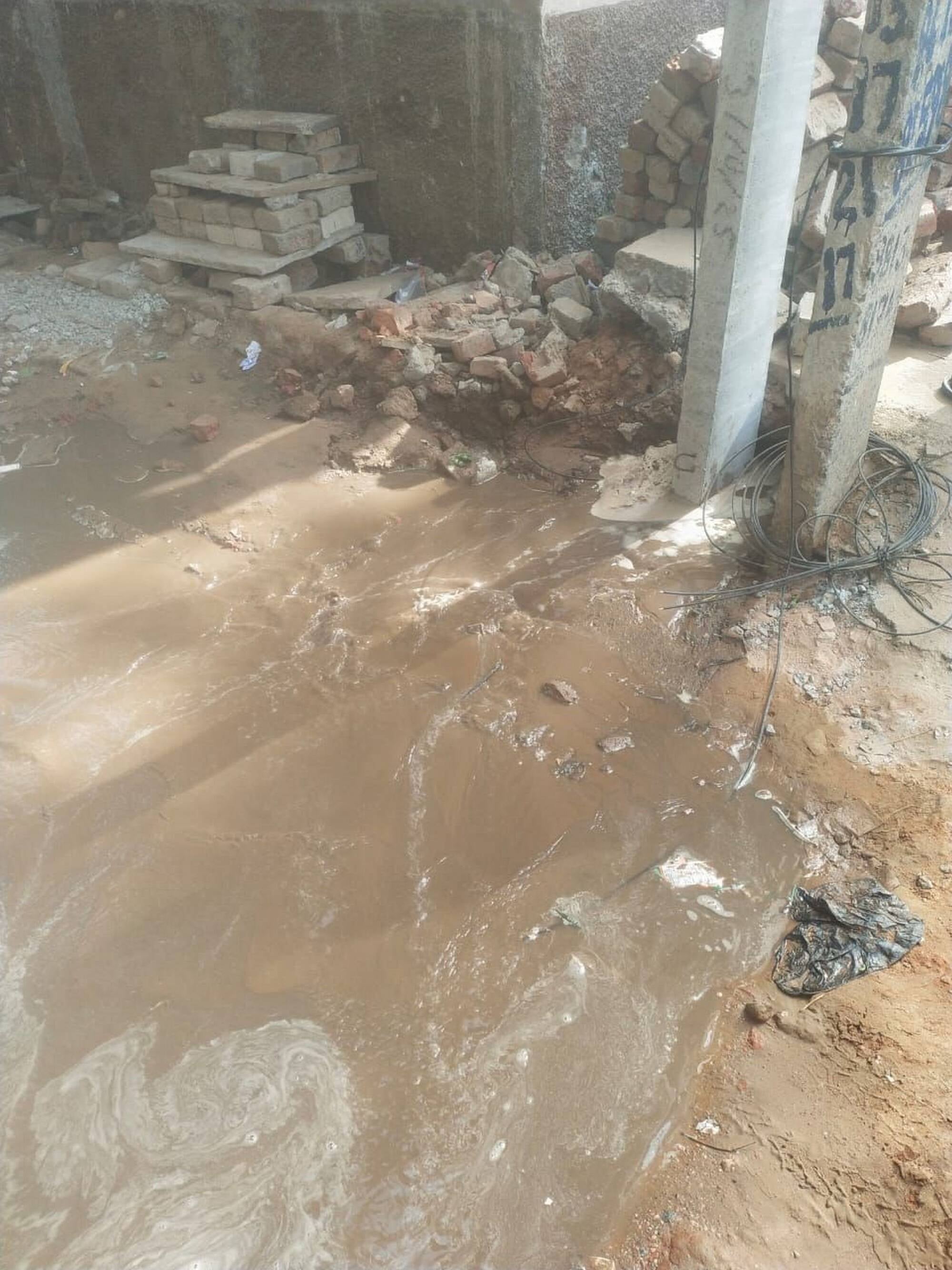फोटो संख्या:74- मोहल्ला सैनीपुरा में नाली से गुजर रही पेयजल लाइन--संवाद फोटो संख्या:74- मोहल्ला सैनीपुरा में नाली से गुजर रही पेयजल लाइन--संवाद