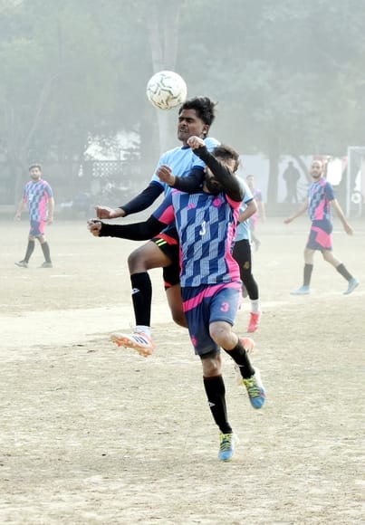 फुटबाल प्रतियोगिता में मुख्य अतिथि का स्वागत करते आयोजक फुटबाल प्रतियोगिता में मुख्य अतिथि का स्वागत करते आयोजक