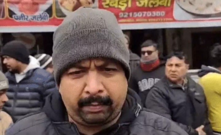 गोहाना में मातूराम हलवाई की मशहूर जलेबियों की दुकान पर फायरिंग की वारदात के बाद टूटा शीशा। फाइल गोहाना में मातूराम हलवाई की मशहूर जलेबियों की दुकान पर फायरिंग की वारदात के बाद टूटा शीशा। फाइल