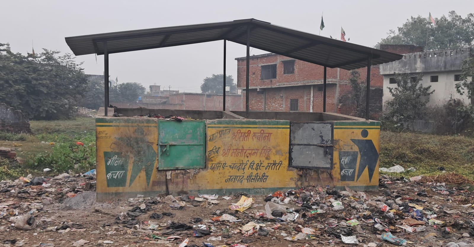 गांव सुंदरपुर में पड़ा गोबर व थोपे जा रहे उपले। संवाद गांव सुंदरपुर में पड़ा गोबर व थोपे जा रहे उपले। संवाद