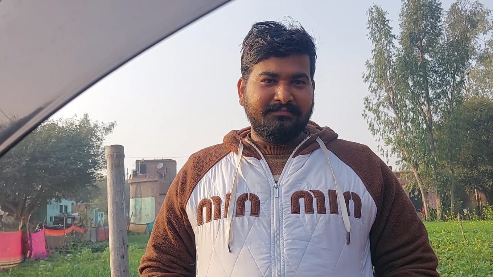 गांव सुंदरपुर में पड़ा गोबर व थोपे जा रहे उपले। संवाद गांव सुंदरपुर में पड़ा गोबर व थोपे जा रहे उपले। संवाद