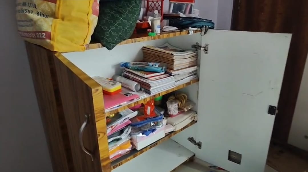 घटनास्थल पर बिखरा सामान घटनास्थल पर बिखरा सामान