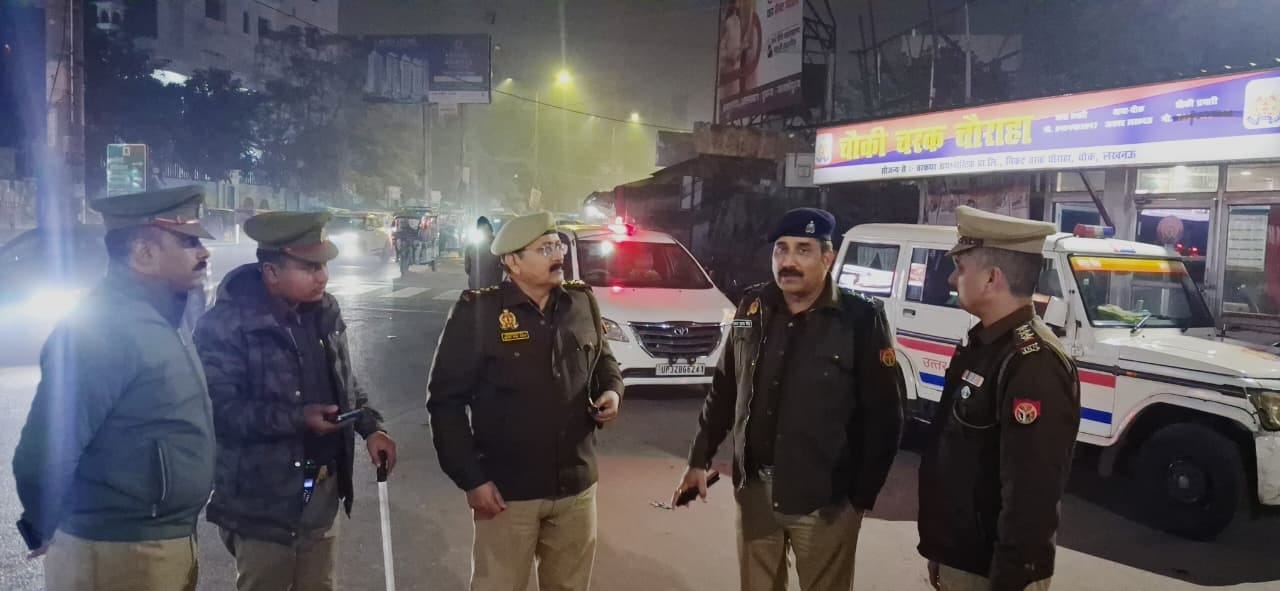 हजरतगंज इलाके में वाहनों की जांच करती पुलिस। 