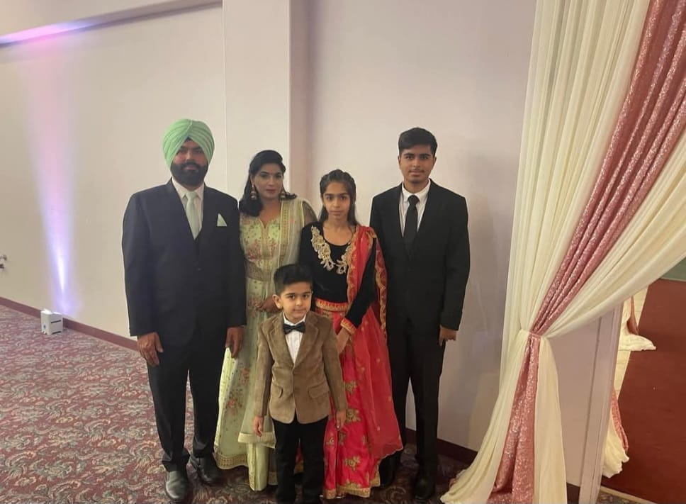 जाम्बिया में रह रहे लखीमपुर खीरी के गांव सेमरा के मूल निवासी रजनीश वर्मा व उनकी पत्नी श्वेता अ जाम्बिया में रह रहे लखीमपुर खीरी के गांव सेमरा के मूल निवासी रजनीश वर्मा व उनकी पत्नी श्वेता अ