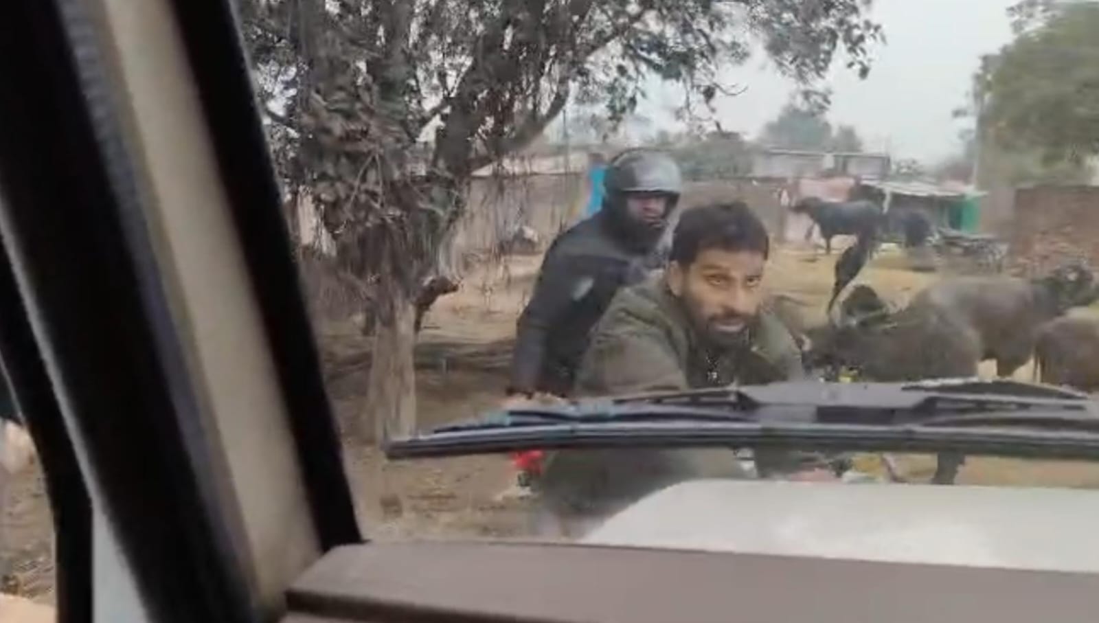 जलेसर के गांव महापुर मजरा में पैमाइश के दौरान हुए विवाद के बाद तहसीलदार की गाड़ी के आगे लकड़ी, 