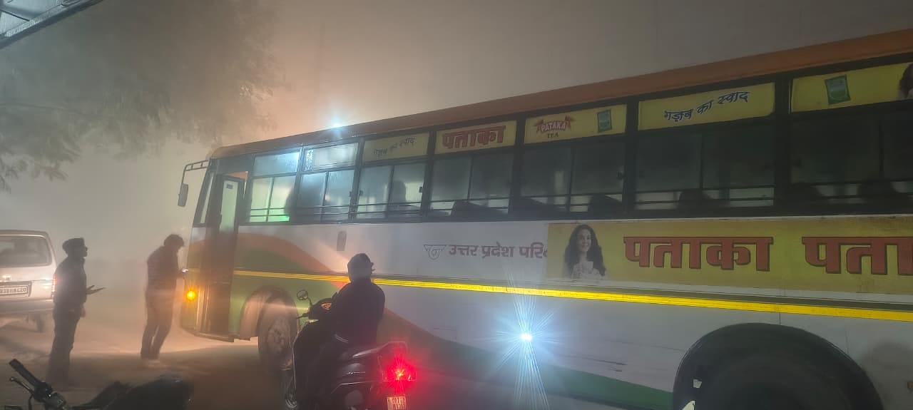 कोहरे के कारण शहर के आगरा रोड स्थित गांव नगला किसी पर बुधवार रात लगा जाम। संवाद