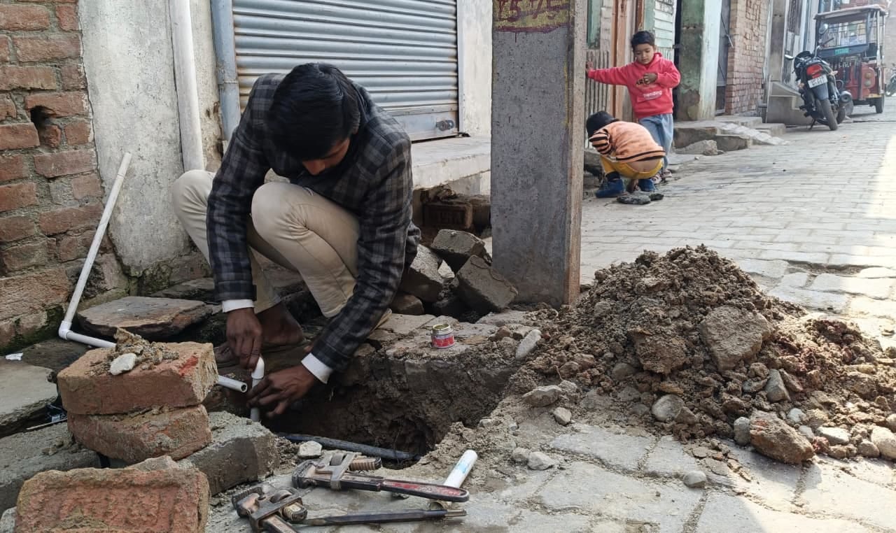 खबर प्रकाशित होने के बाद मोहल्ला गोटय्याबाग पहुंचे नगर पालिका ईओ संजय कुमार साथ में नगर पालिका खबर प्रकाशित होने के बाद मोहल्ला गोटय्याबाग पहुंचे नगर पालिका ईओ संजय कुमार साथ में नगर पालिका