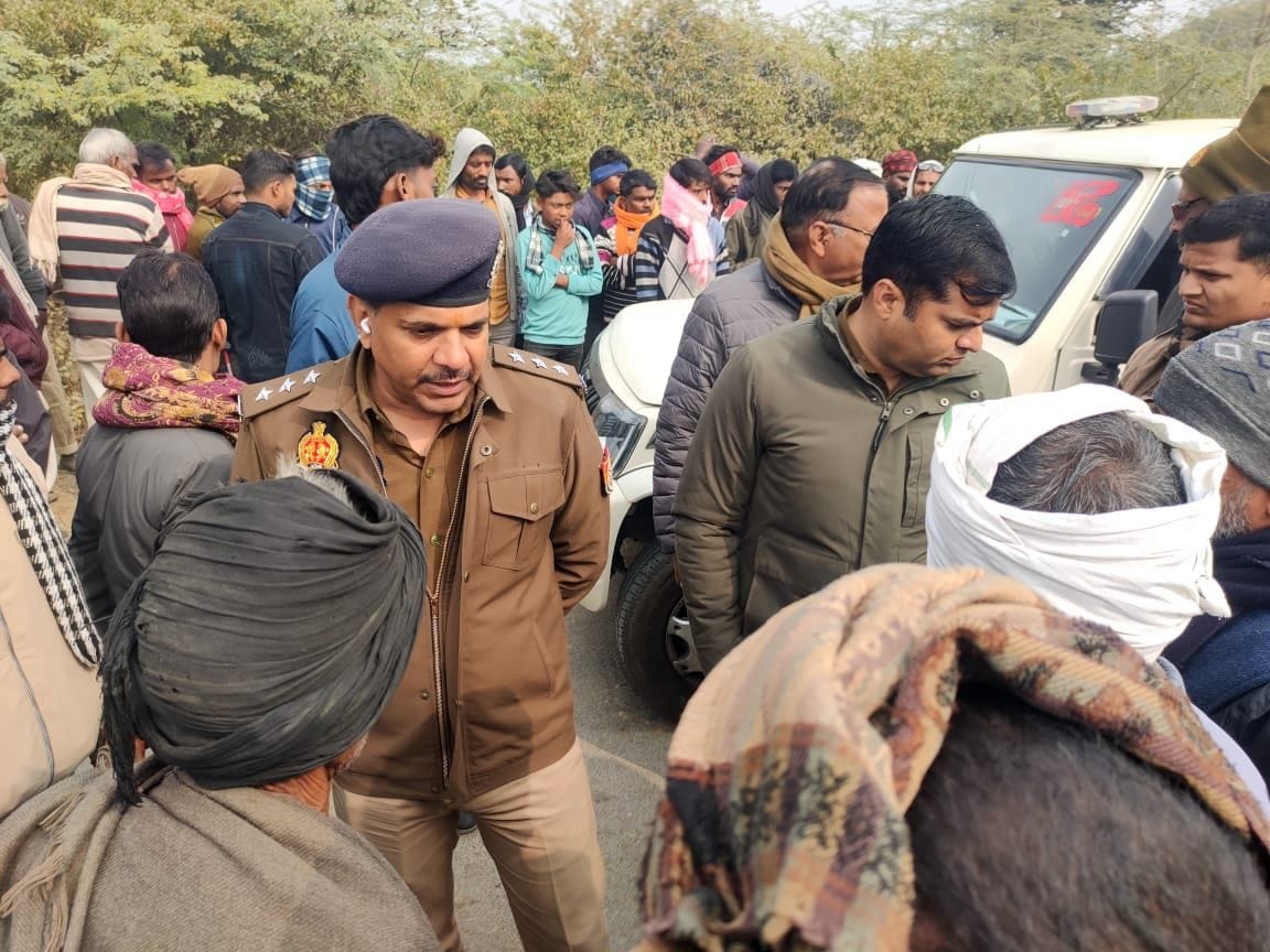 खेत में मिला मानव कंकाल, मौके पर जुटी भीड़ और हंगामा करते लेागों को समझाते एसीपी मोहनलालगंज विक खेत में मिला मानव कंकाल, मौके पर जुटी भीड़ और हंगामा करते लेागों को समझाते एसीपी मोहनलालगंज विक
