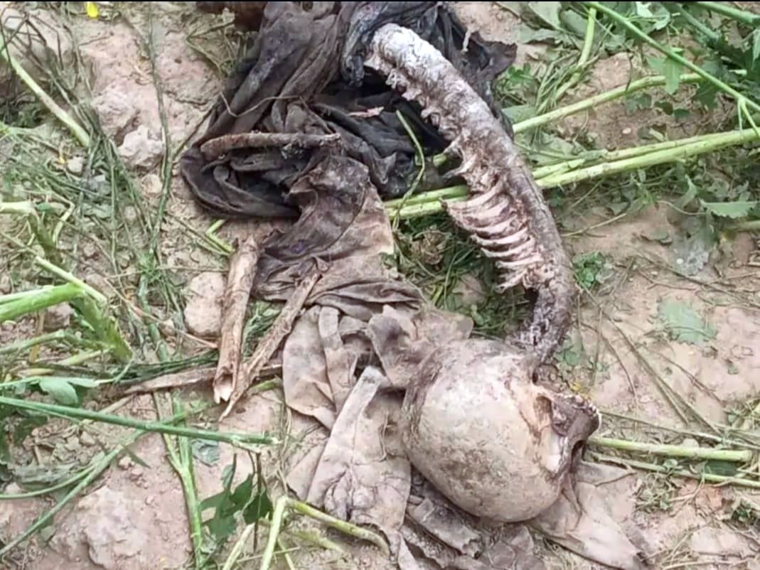 खेत में मिला मानव कंकाल, मौके पर जुटी भीड़ और हंगामा करते लेागों को समझाते एसीपी मोहनलालगंज विक खेत में मिला मानव कंकाल, मौके पर जुटी भीड़ और हंगामा करते लेागों को समझाते एसीपी मोहनलालगंज विक