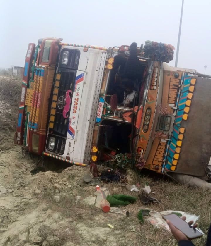 लखनऊ-आगरा एक्सप्रेसवे की सर्विस लेन पर पलटा ट्रक। लखनऊ-आगरा एक्सप्रेसवे की सर्विस लेन पर पलटा ट्रक।