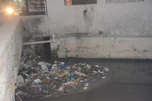 महेश नगर स्थित शास्त्री नगर में नाले के ऊपर से गुजर रही प्लास्टिक की पेयजल लाइन। संवाद महेश नगर स्थित शास्त्री नगर में नाले के ऊपर से गुजर रही प्लास्टिक की पेयजल लाइन। संवाद