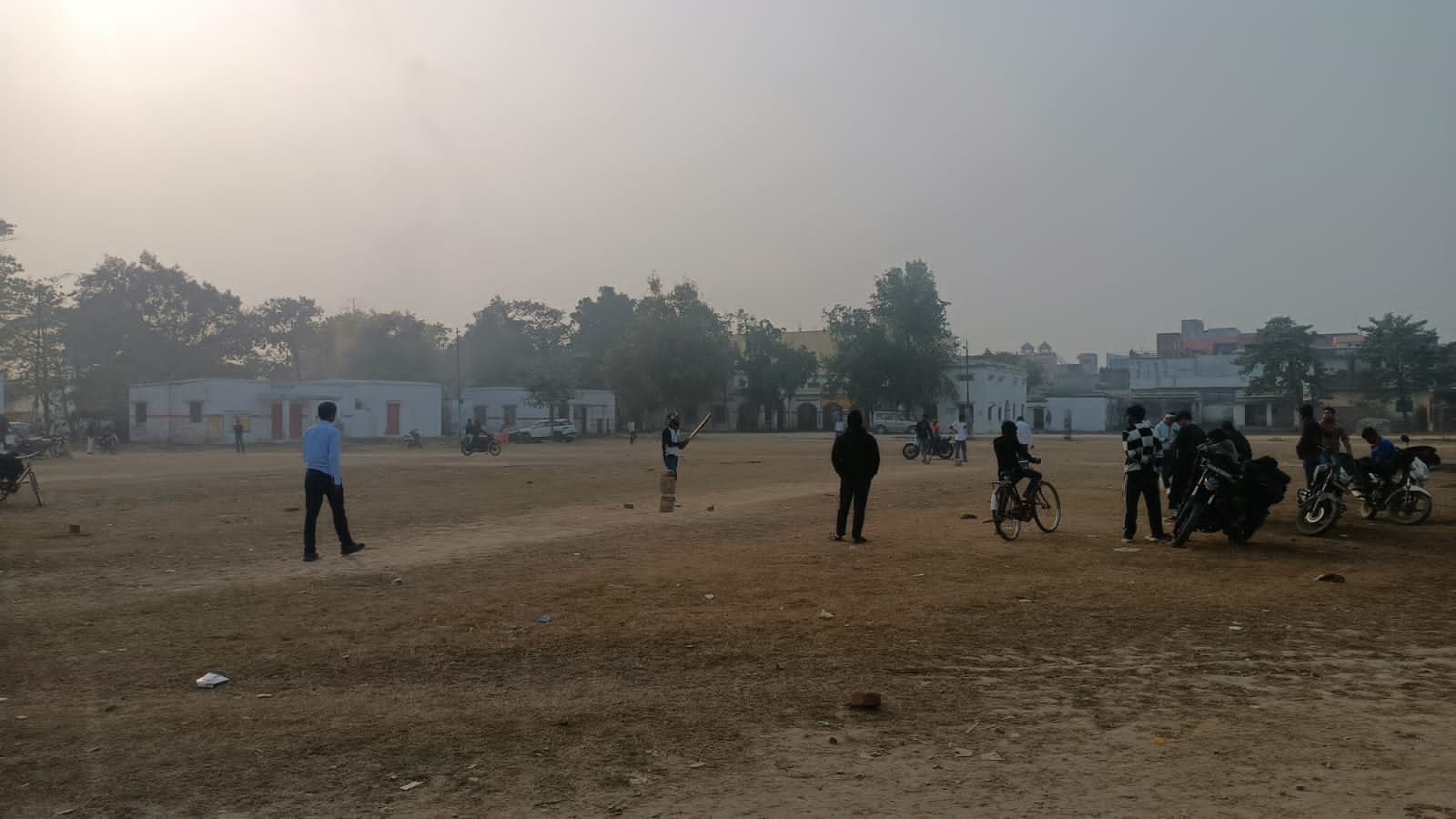 मौसम में बदली छाने के बाद सड़काें पर कम रही चहल पहल-संवाद मौसम में बदली छाने के बाद सड़काें पर कम रही चहल पहल-संवाद