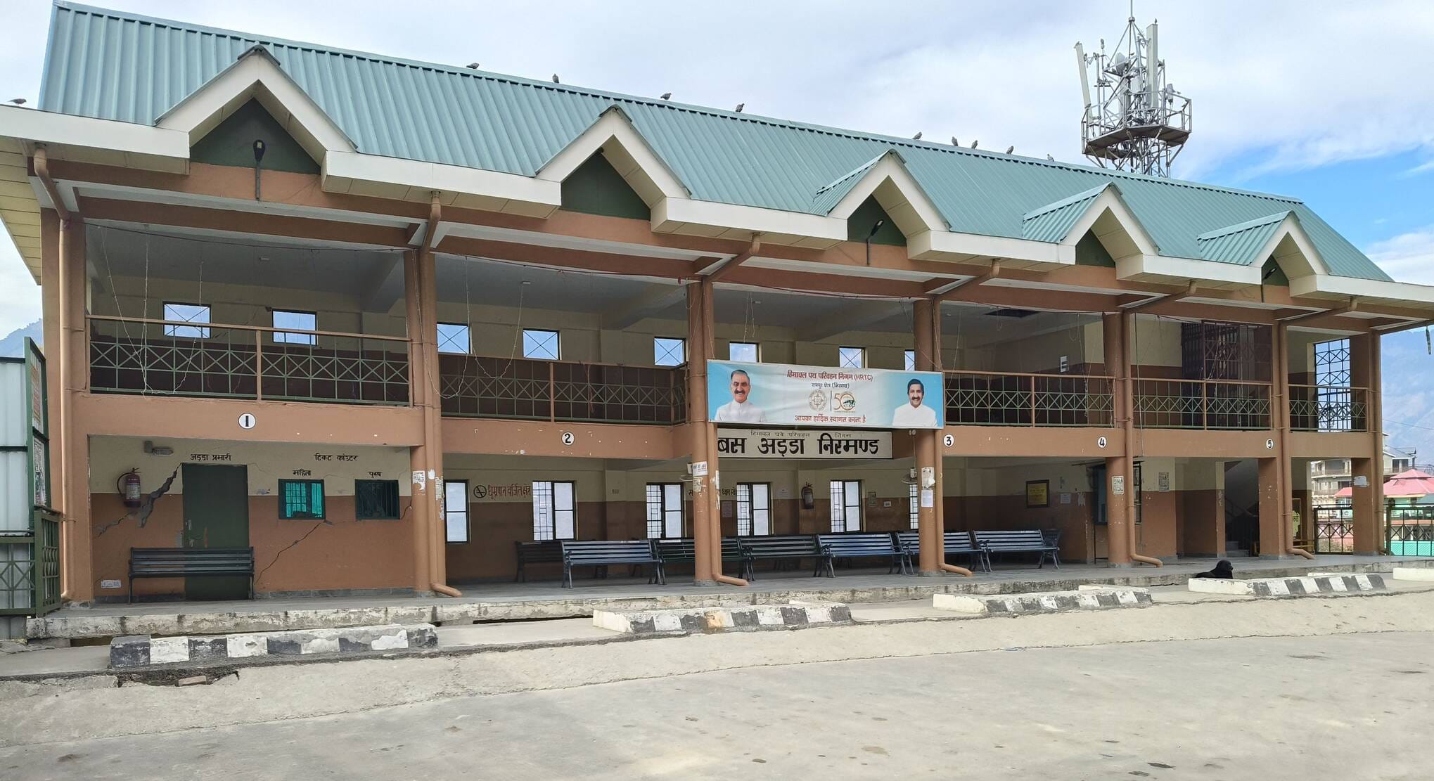 निरमंड में बस अड्डा भवन में आई दरारें। संवाद