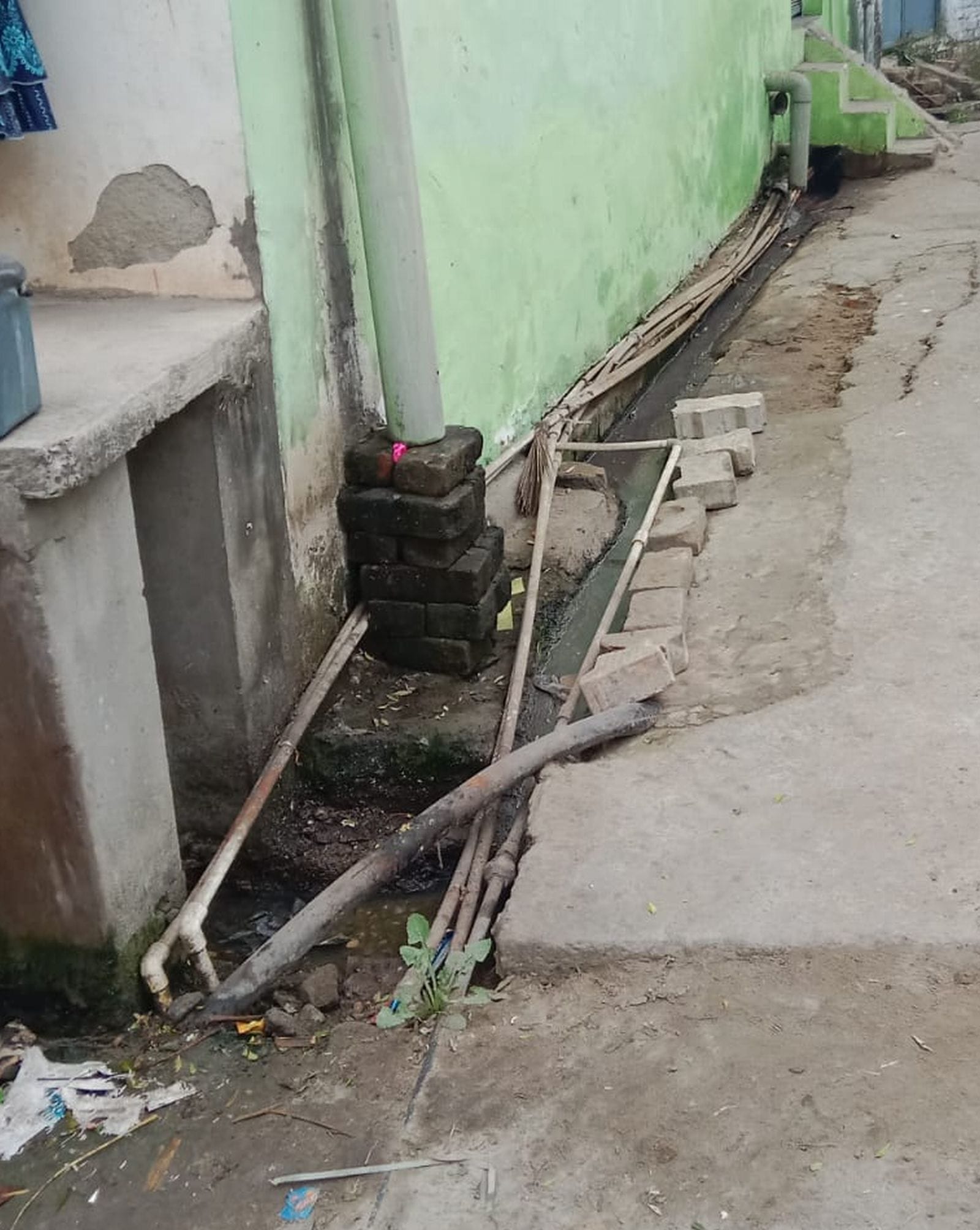 ओवरब्रिज के पास स्थित नाले से होकर गुजरती पानी की लाइन।संवाद ओवरब्रिज के पास स्थित नाले से होकर गुजरती पानी की लाइन।संवाद