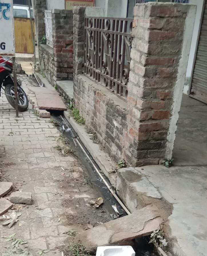 ओवरब्रिज के पास स्थित नाले से होकर गुजरती पानी की लाइन।संवाद ओवरब्रिज के पास स्थित नाले से होकर गुजरती पानी की लाइन।संवाद