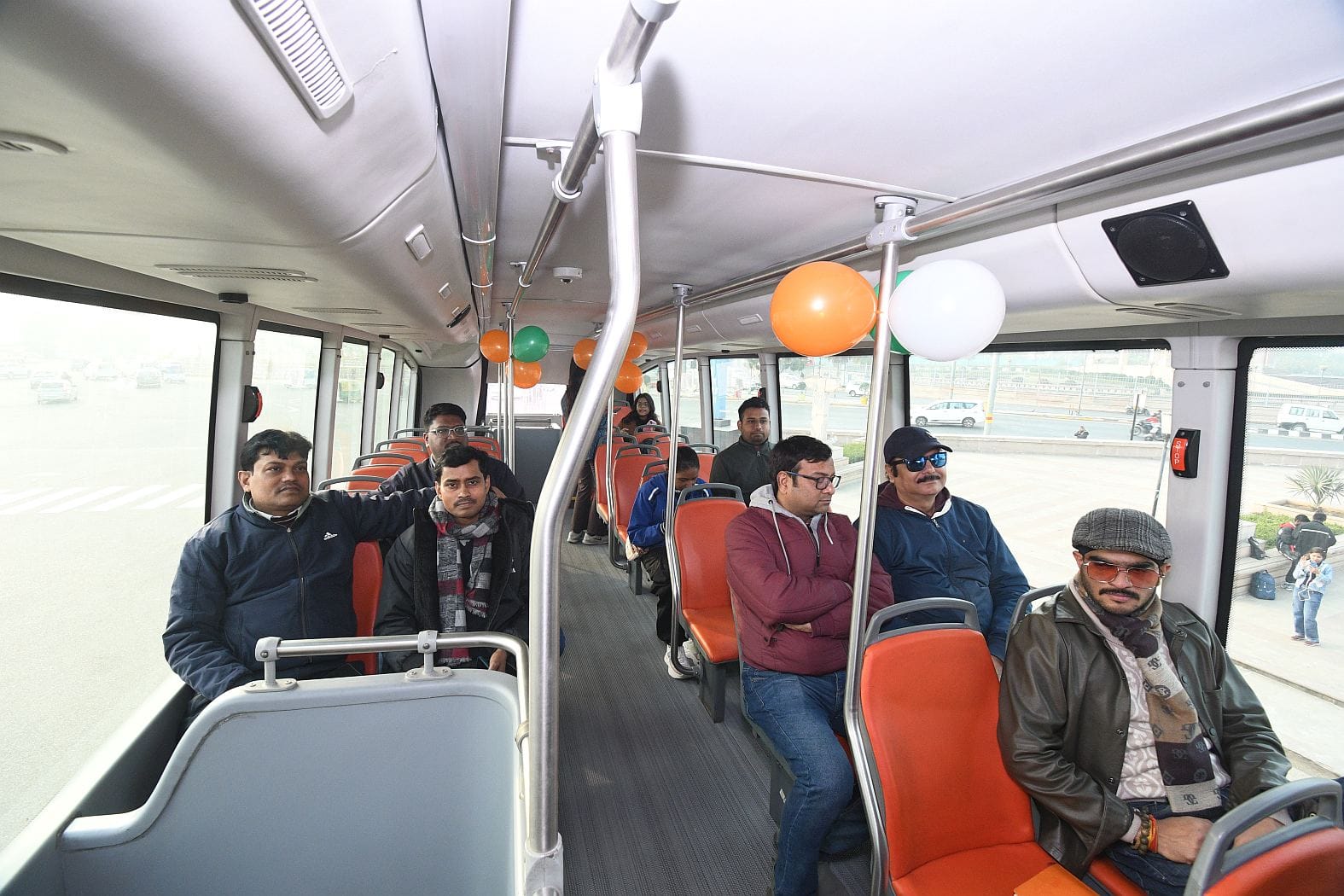 पहली ही राइड में पर्यटकों ने उत्साह के साथ अवध की इमारतों, स्मारकों और ऐतिहासिक स्थलों का आनंद 
