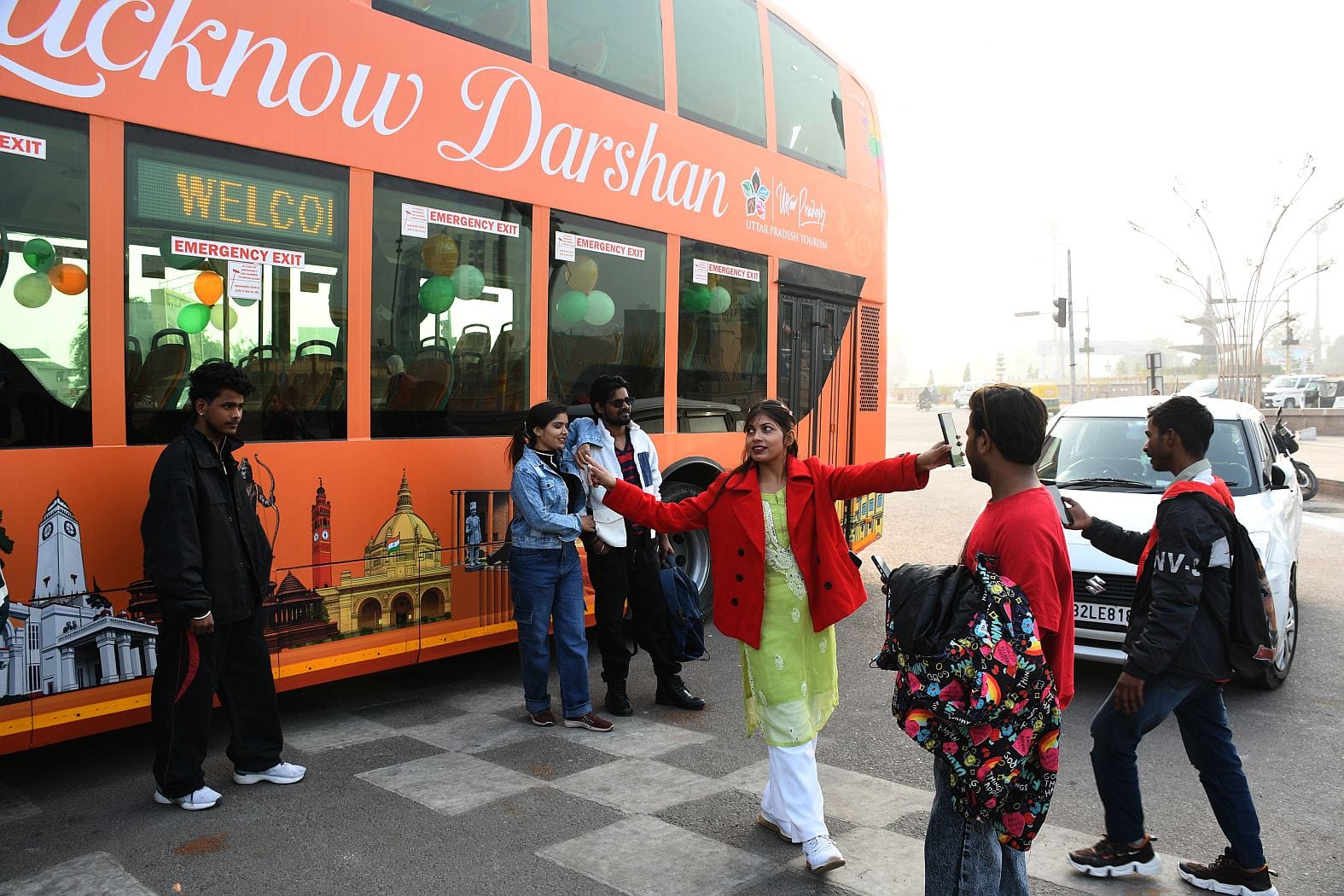 पहली ही राइड में पर्यटकों ने उत्साह के साथ अवध की इमारतों, स्मारकों और ऐतिहासिक स्थलों का आनंद 