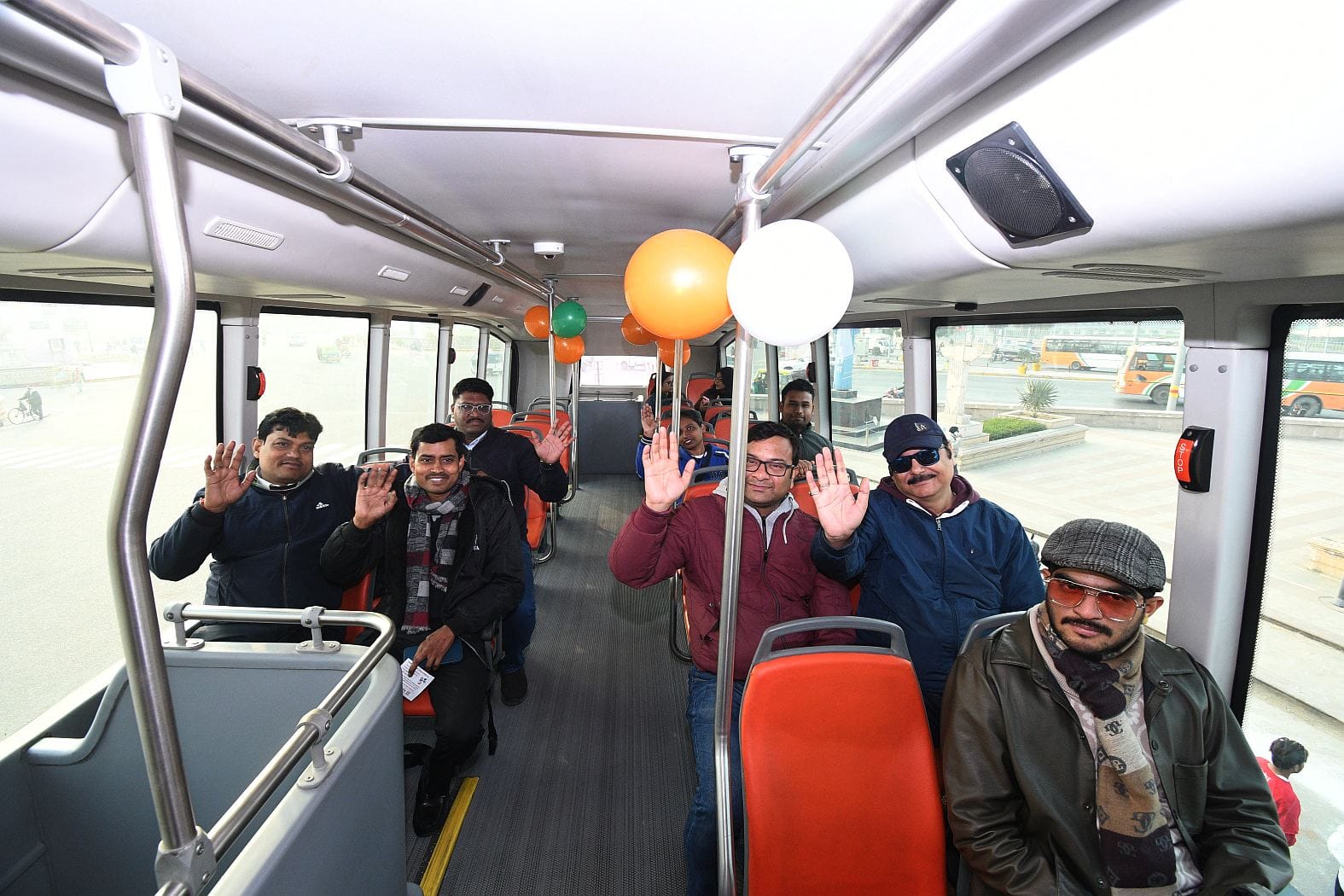 पहली ही राइड में पर्यटकों ने उत्साह के साथ अवध की इमारतों, स्मारकों और ऐतिहासिक स्थलों का आनंद 