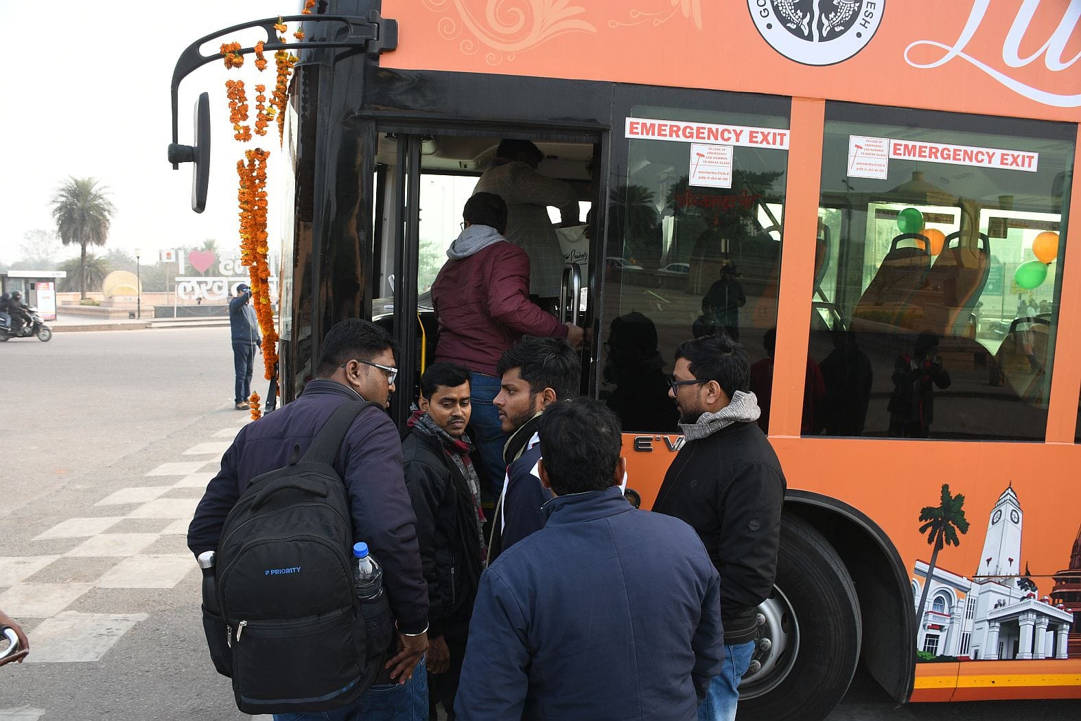पहली ही राइड में पर्यटकों ने उत्साह के साथ अवध की इमारतों, स्मारकों और ऐतिहासिक स्थलों का आनंद 