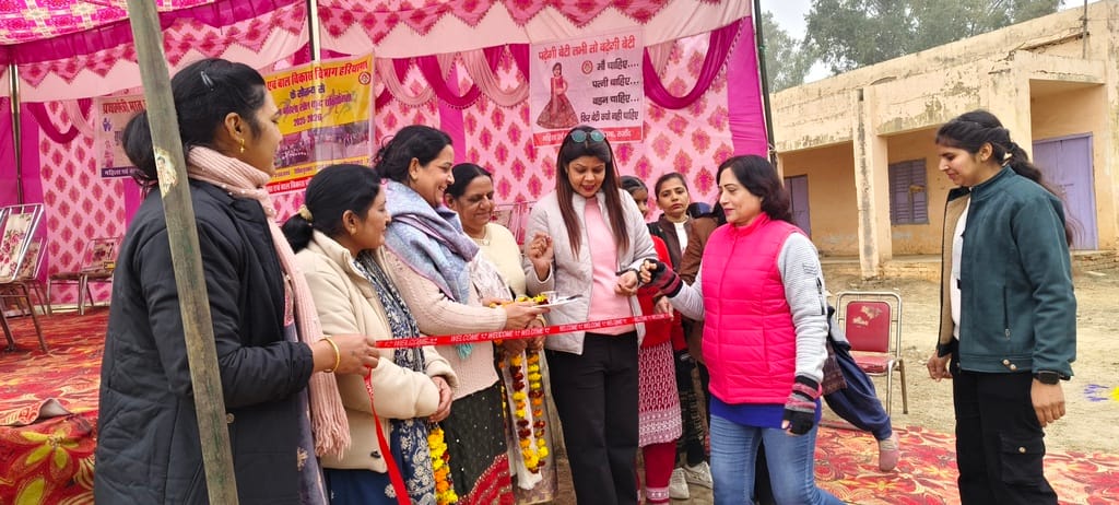 राजौंद।  खेलकूद प्रतियोगिता में भाग लेने वाली महिलाओं को सम्मानित करते हुए
