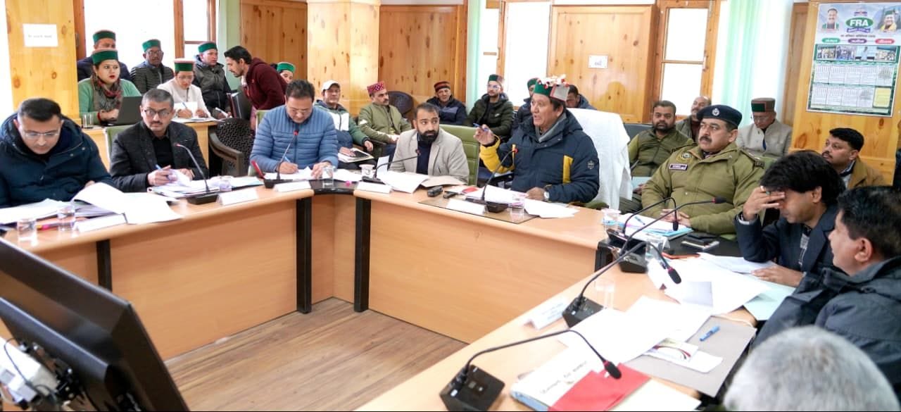 रिकांगपिओ में जन शिकायत निवारण समिति की बैठक में अधिकारियों के साथ चर्चा करते मंत्री जगत सिंह न