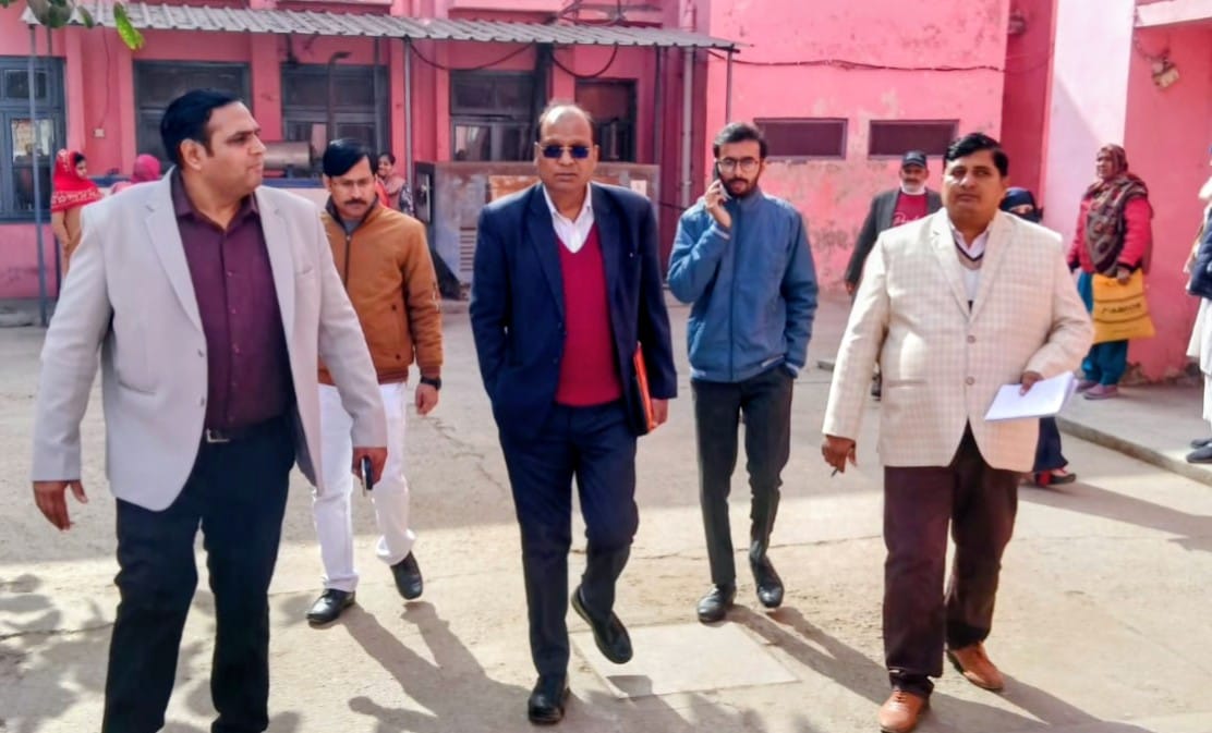 सीएचसी में काया कल्प की टीम महिला चिकित्सक से जानकारी करते हुए। (मवाना)
