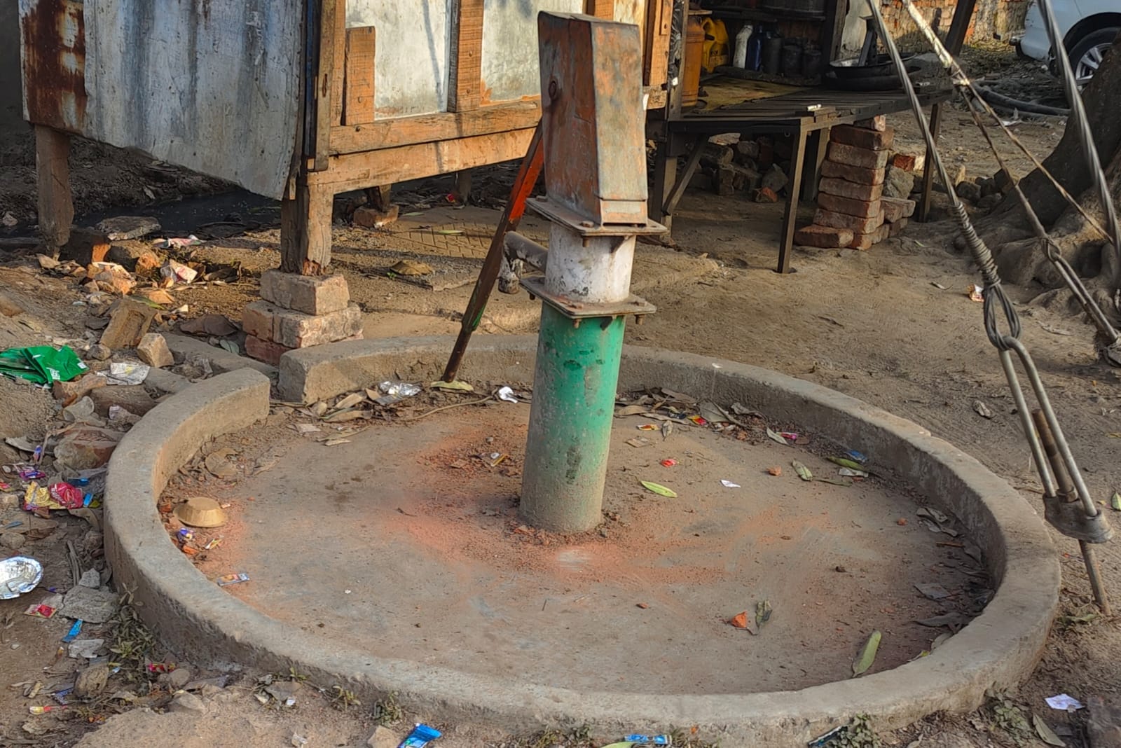 संकटा देवी चौराहे पर खराब पड़ा हैंडपंप। संवाद संकटा देवी चौराहे पर खराब पड़ा हैंडपंप। संवाद