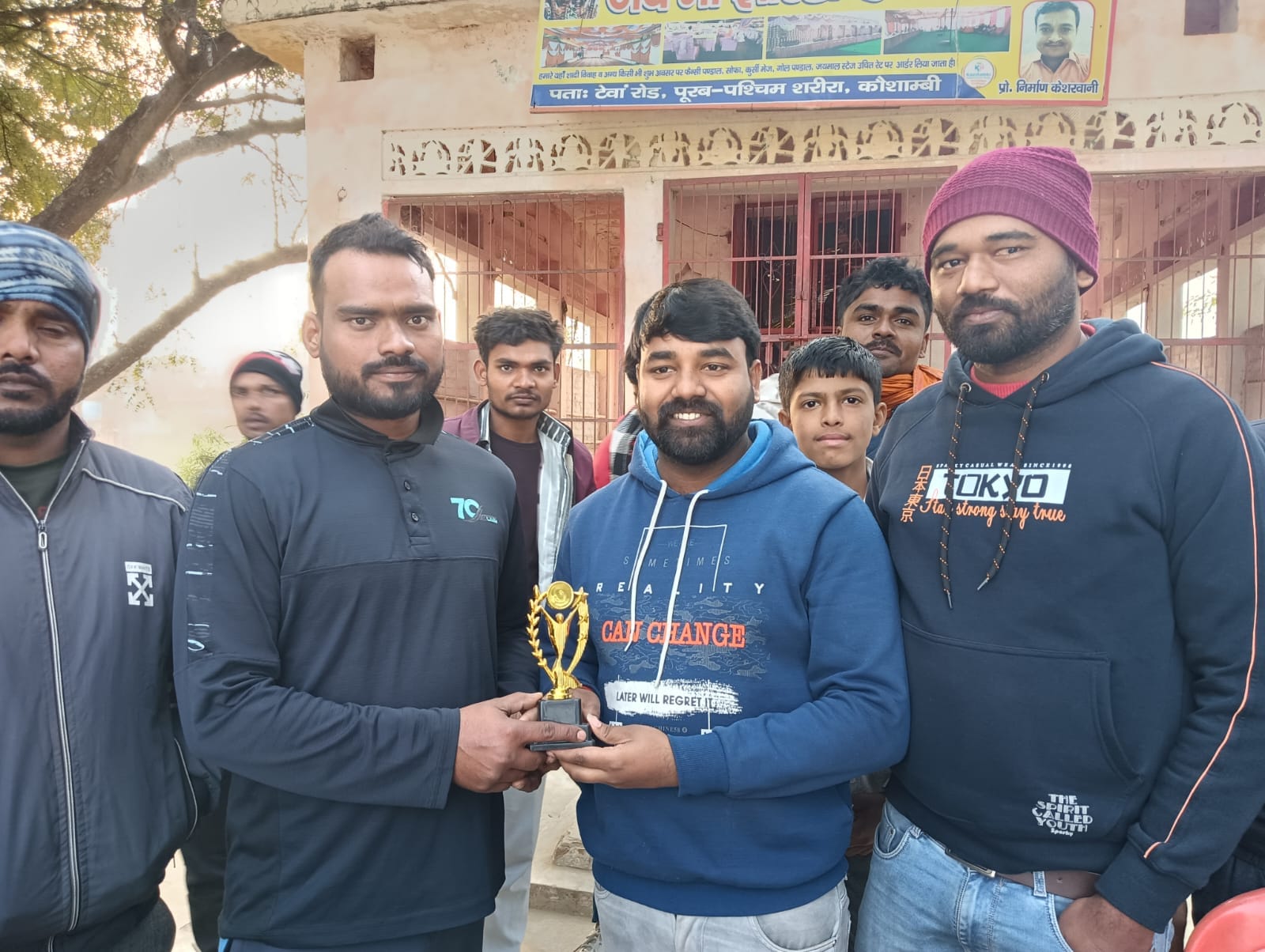 सौरई बुजुर्ग में चल रहे क्रिकेट टूर्नामेंट में गेंदबाजी करता खिलाड़ी- आयोजक सौरई बुजुर्ग में चल रहे क्रिकेट टूर्नामेंट में गेंदबाजी करता खिलाड़ी- आयोजक