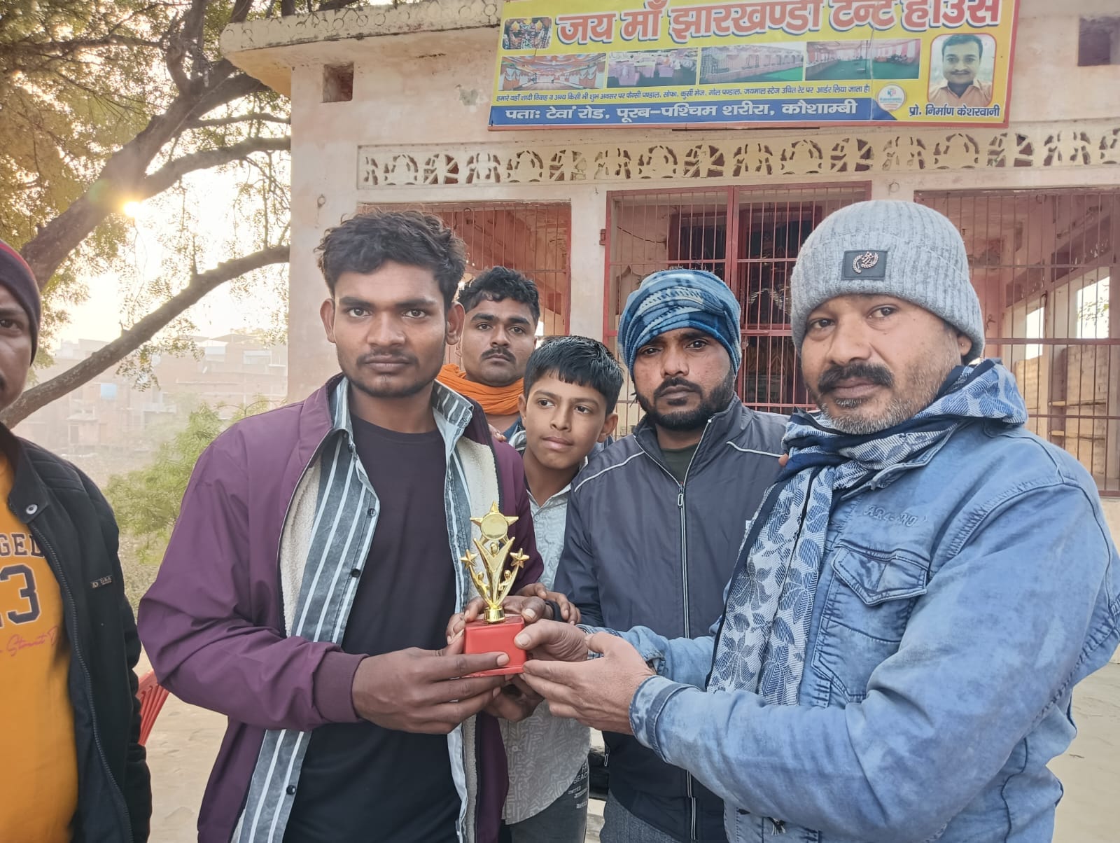 सौरई बुजुर्ग में चल रहे क्रिकेट टूर्नामेंट में गेंदबाजी करता खिलाड़ी- आयोजक सौरई बुजुर्ग में चल रहे क्रिकेट टूर्नामेंट में गेंदबाजी करता खिलाड़ी- आयोजक