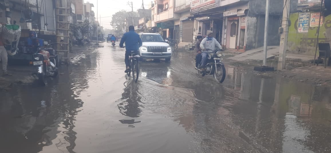 ससौली रोड पर गंदगी से अटा नाला। संवाद ससौली रोड पर गंदगी से अटा नाला। संवाद