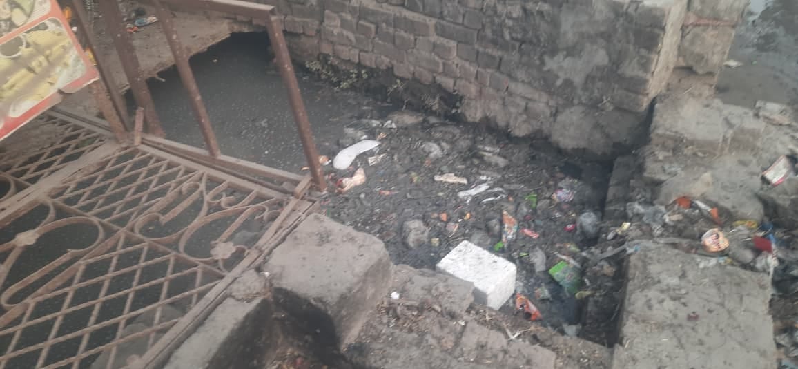 ससौली रोड पर गंदगी से अटा नाला। संवाद ससौली रोड पर गंदगी से अटा नाला। संवाद