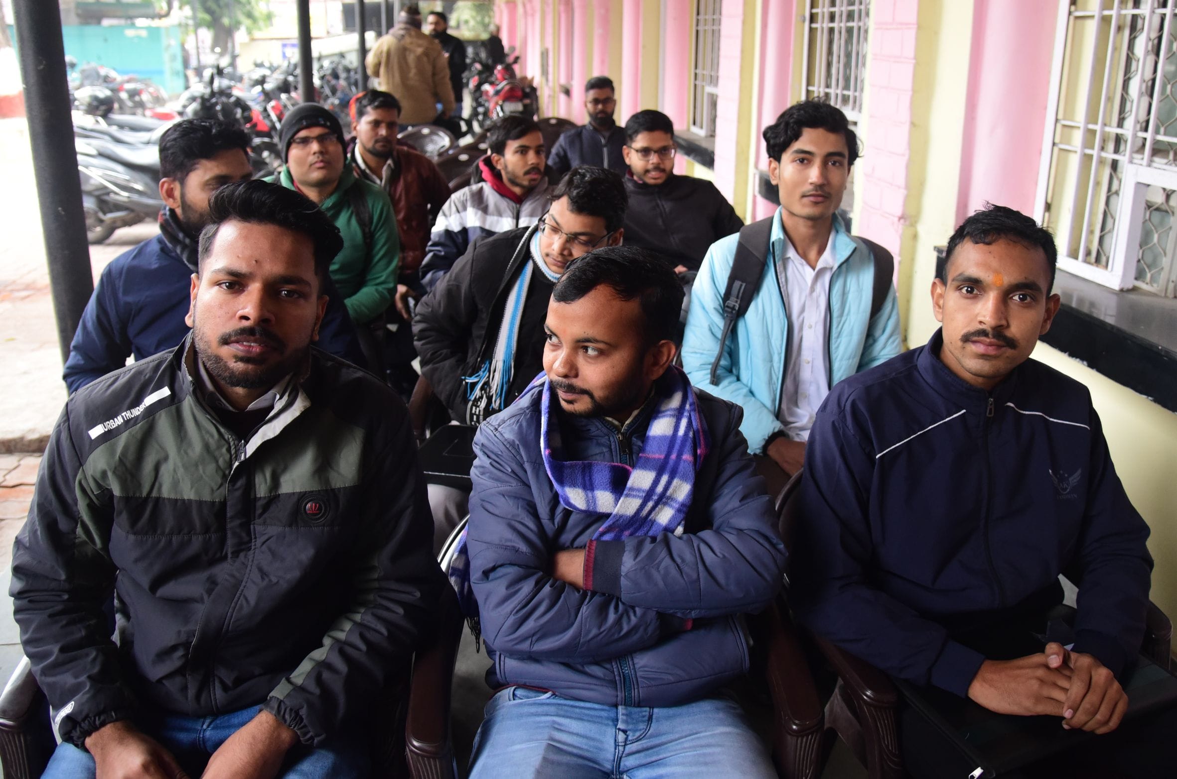 सेवायोजन कार्यालय परिसर में लगे रोजगार मेले में पहुंचे युवा। -अमर उजाला
