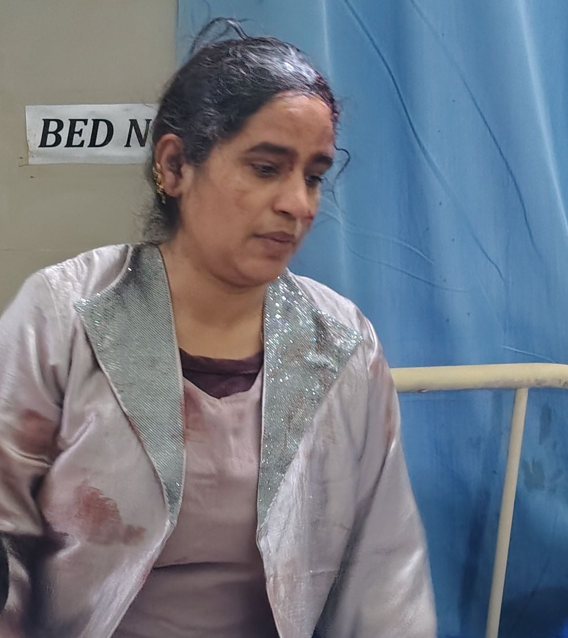 शाहपुर के गांव काकड़ा के पास हुई दुर्घटना में क्षतिग्रस्त टाटा मैजिक ।अस्पताल में पहुंचे परिजन ।