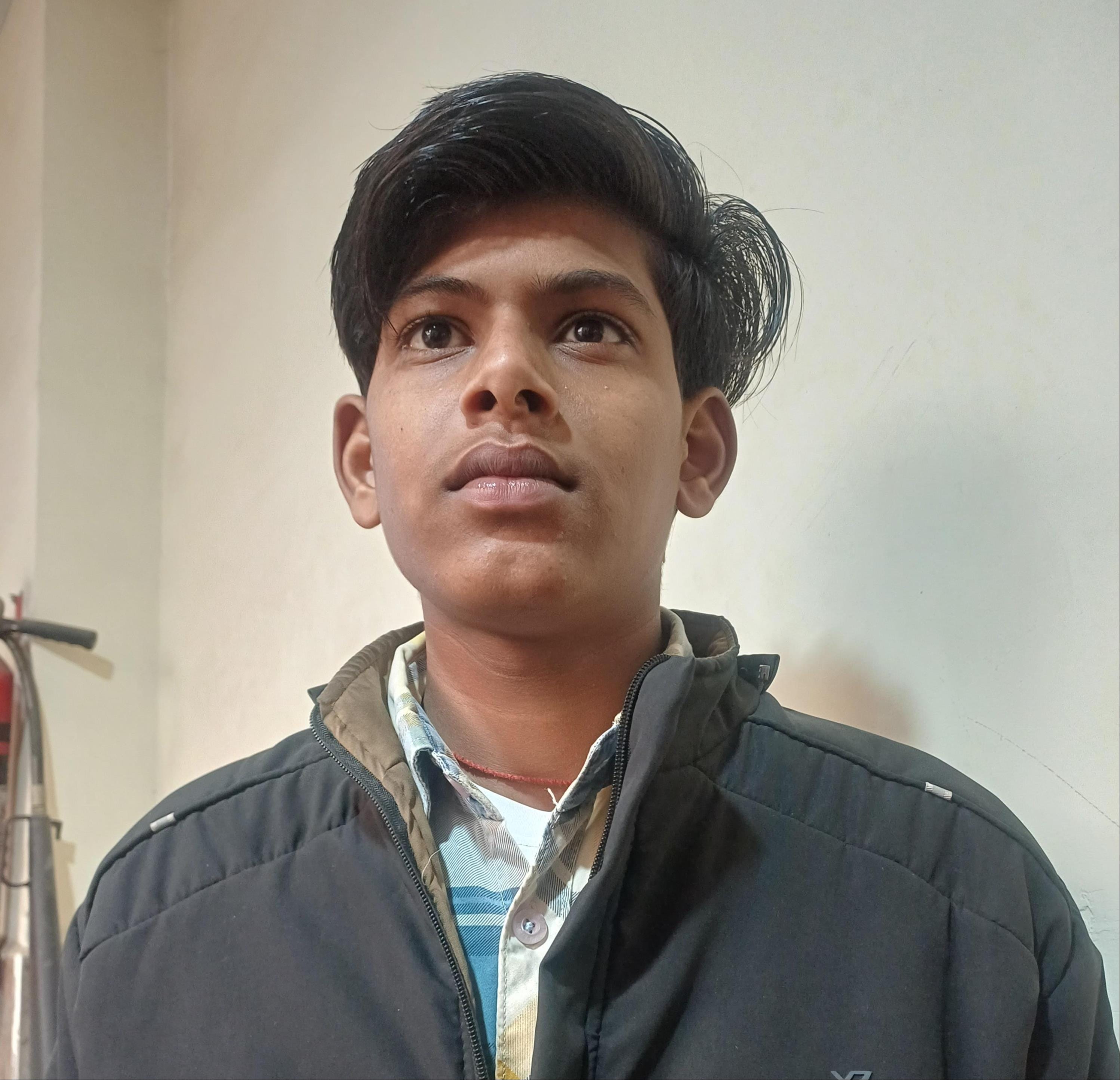 श्रम विभाग में चल रहे आधार सेंटर के बाहर फर्श पर बैठी महिलाएं और बच्चे ठंड में ठिठुरते हुए। संव श्रम विभाग में चल रहे आधार सेंटर के बाहर फर्श पर बैठी महिलाएं और बच्चे ठंड में ठिठुरते हुए। संव