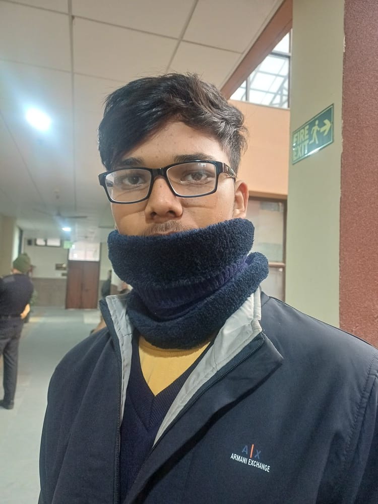 श्रम विभाग में चल रहे आधार सेंटर के बाहर फर्श पर बैठी महिलाएं और बच्चे ठंड में ठिठुरते हुए। संव श्रम विभाग में चल रहे आधार सेंटर के बाहर फर्श पर बैठी महिलाएं और बच्चे ठंड में ठिठुरते हुए। संव