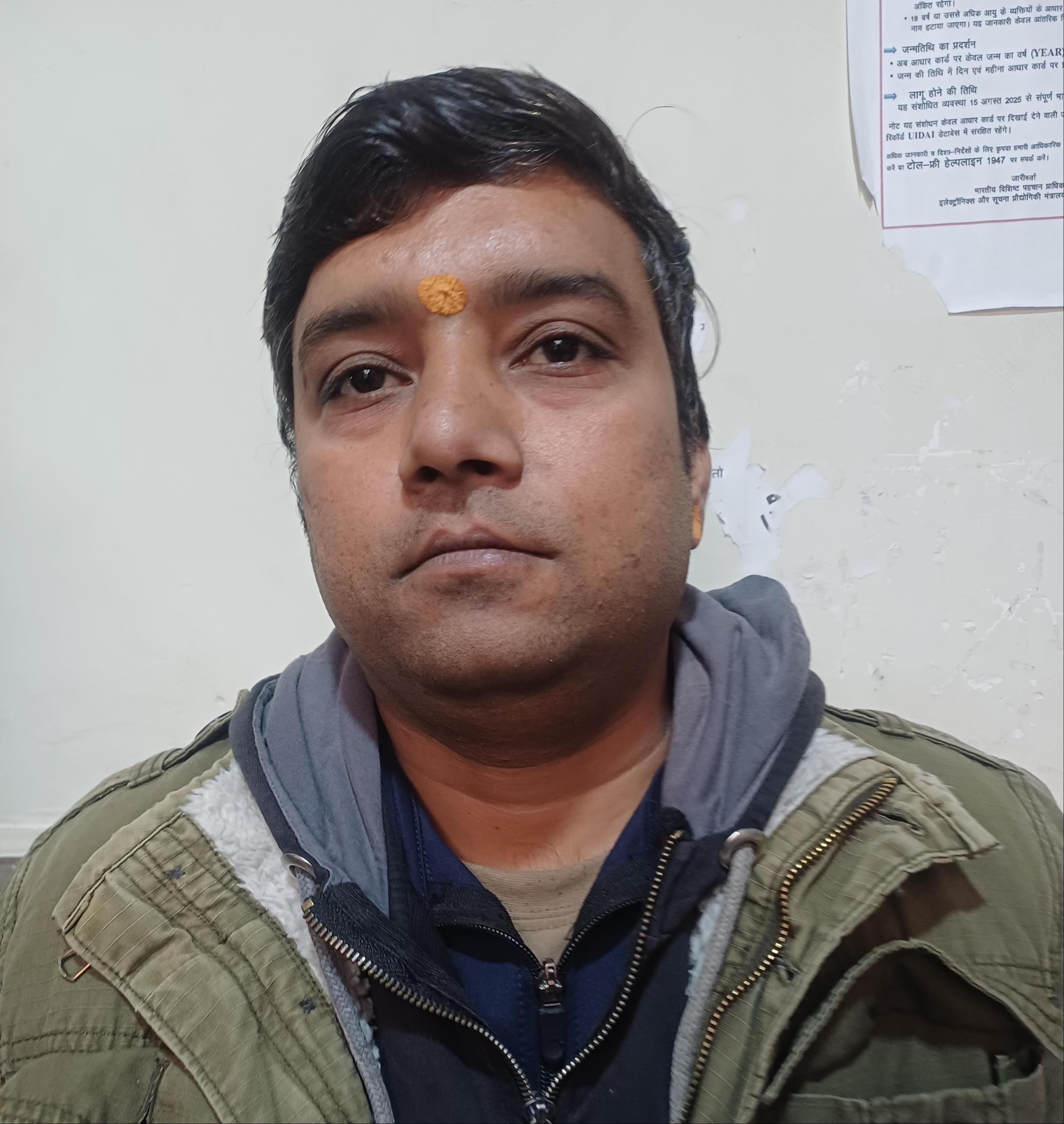 श्रम विभाग में चल रहे आधार सेंटर के बाहर फर्श पर बैठी महिलाएं और बच्चे ठंड में ठिठुरते हुए। संव श्रम विभाग में चल रहे आधार सेंटर के बाहर फर्श पर बैठी महिलाएं और बच्चे ठंड में ठिठुरते हुए। संव