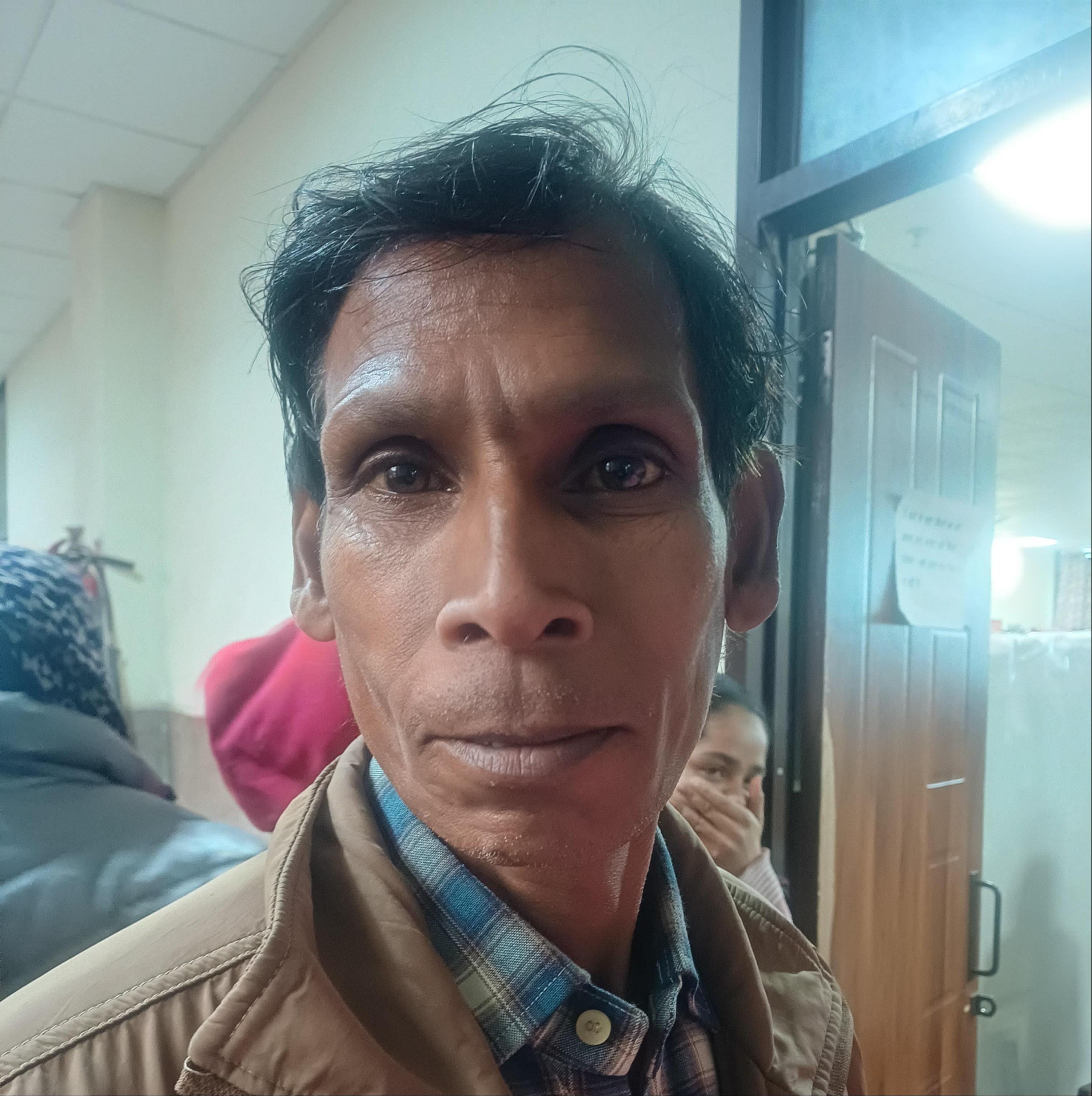 श्रम विभाग में चल रहे आधार सेंटर के बाहर फर्श पर बैठी महिलाएं और बच्चे ठंड में ठिठुरते हुए। संव श्रम विभाग में चल रहे आधार सेंटर के बाहर फर्श पर बैठी महिलाएं और बच्चे ठंड में ठिठुरते हुए। संव