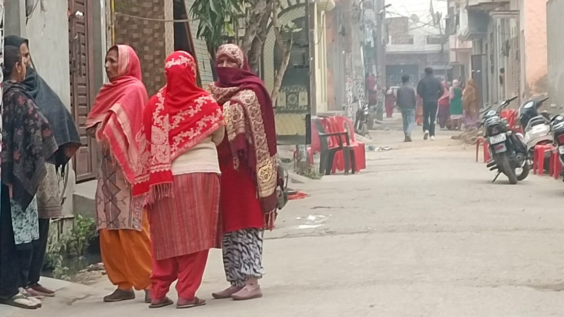 दो बहनों की मौत के बाद परिजनों से जानकारी करते राज्य मंत्री कपिल देव अग्रवाल फोटो वीडियो