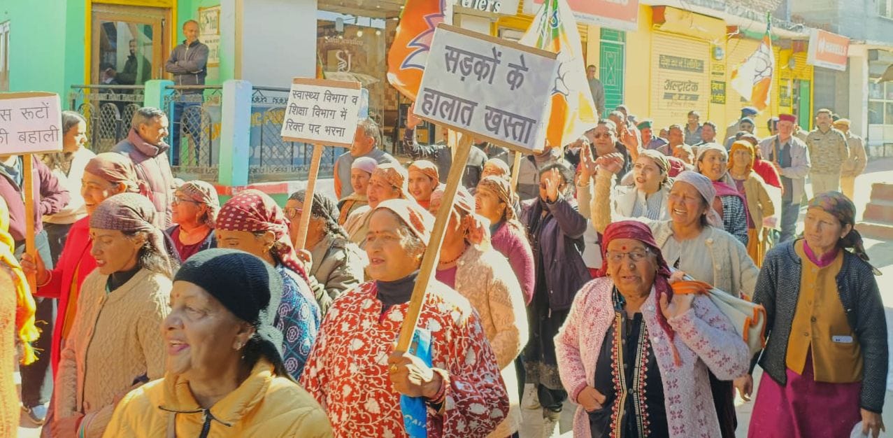 दलाश में भाजपा के विरोध प्रदर्शन के दौरान कार्यकर्ताओं को संबोधित करते विधायक लोकेंद्र कुमार। स